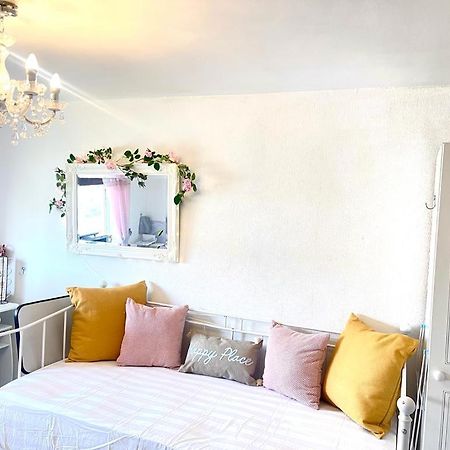 Happy Place With Kitchenette- Female Only Londen Buitenkant foto