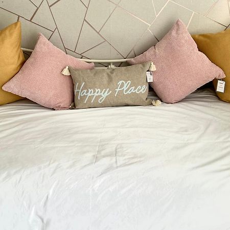 Happy Place With Kitchenette- Female Only Londen Buitenkant foto