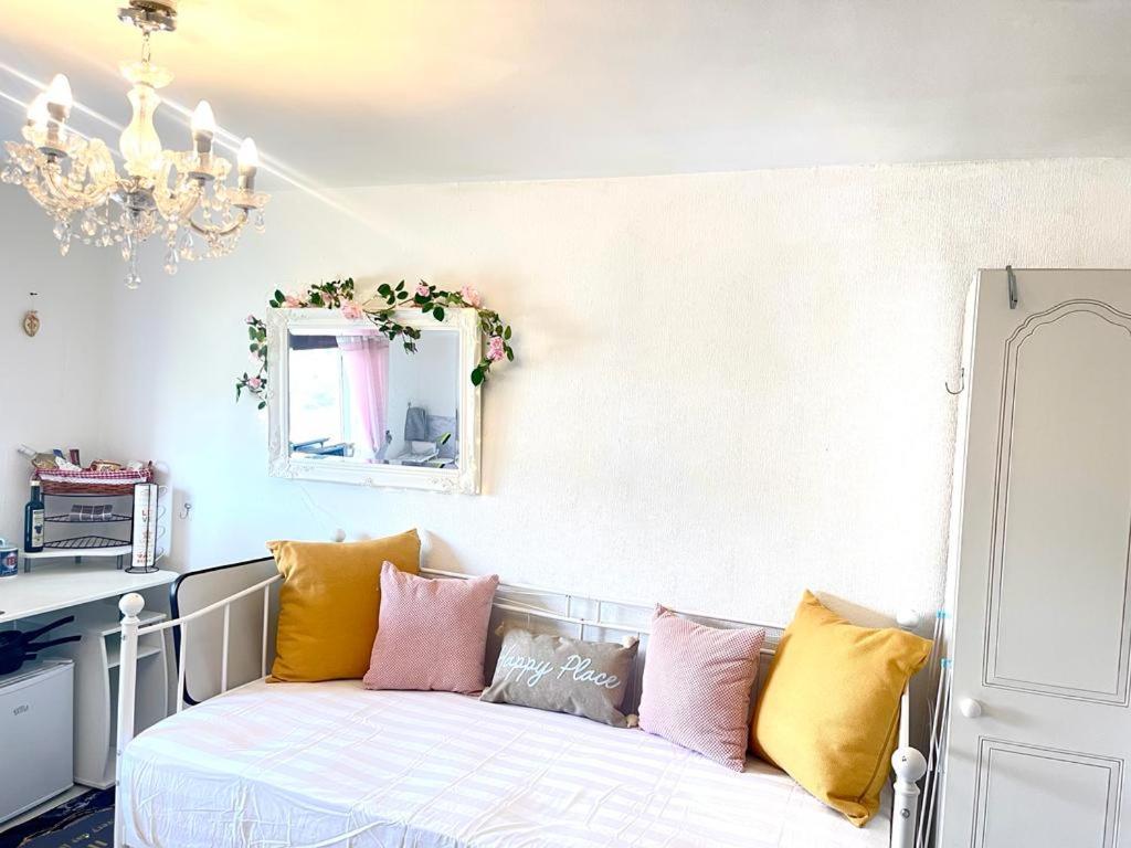Happy Place With Kitchenette- Female Only Londen Buitenkant foto